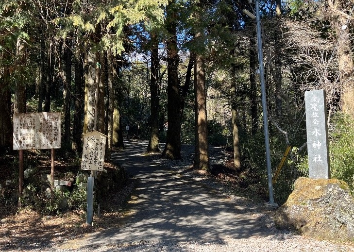 圧倒的自然！水の神を祀る「愛鷹山水神社」